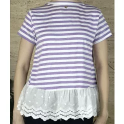 Női csíkos póló alján fodros csipkével, lila