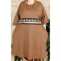 Női nagyméretű ruha közepén mintával, barna