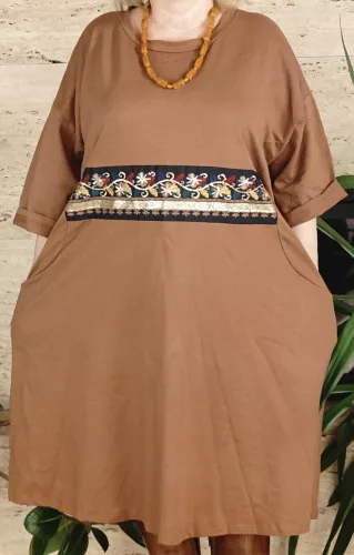 Női nagyméretű ruha közepén mintával, barna