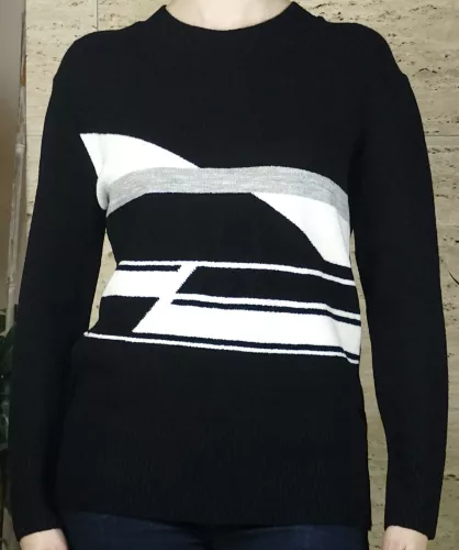 Női pulóver, elején fehér csíkokkal, fekete