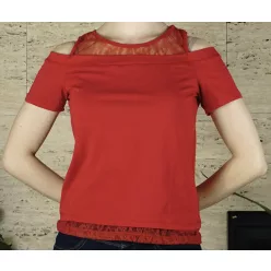 Női póló, vállánál kivágott, csipkés, piros