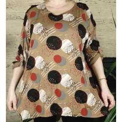 Nagyméretű női felső mintával, barna