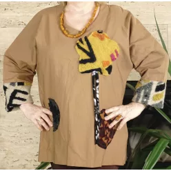 Nagyméretű női felső filc mintákkal, barna