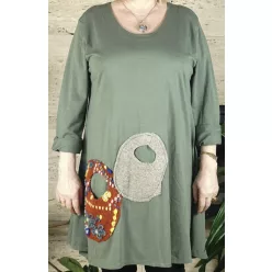 Nagyméretű női ruha elején filc díszítéssel, zöld