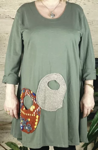 Nagyméretű női ruha elején filc díszítéssel, zöld