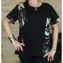 Női nagyméretű póló színes mintákkal, fekete