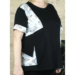 Női nagyméretű póló színes mintákkal, fekete-kék