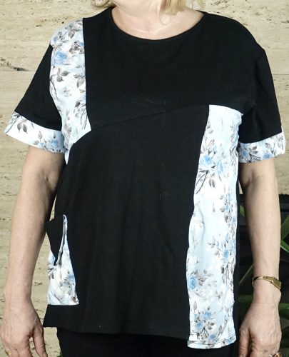 Női nagyméretű póló színes mintákkal, fekete-kék