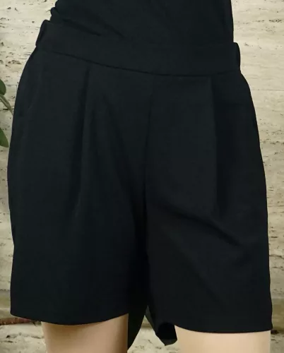 Női rövidnadrág elején zsebekkel, fekete