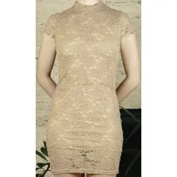 Női testhezálló ruha, csipke, bézs